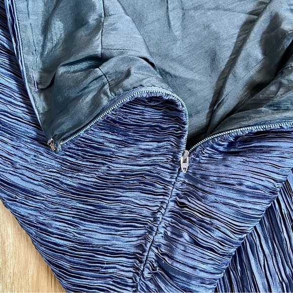 Vintage ‘80s Mary McFadden Banded-Waist Plissé Pleated Column Skirt, sz 28” - Picture 3 of 5